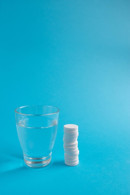 Des pilules et un verre d'eau Un mode de vie