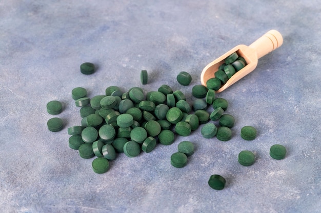 Pilules vertes de spiruline ou de chlorella