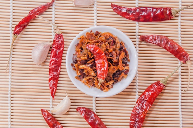 piment de crevettes épicé sur plat blanc