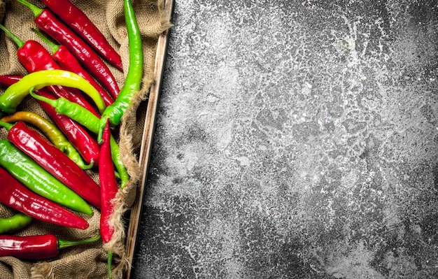 Piment dans un plateau en bois.