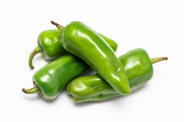 Piment épicé vert sur fond blanc isolé