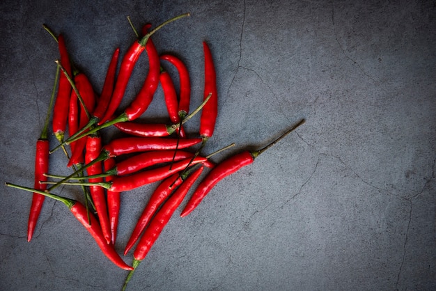 Piment fort et épicé sur fond sombre, piment rouge de Thaïlande