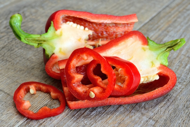 Piment fort tranché sur table en bois