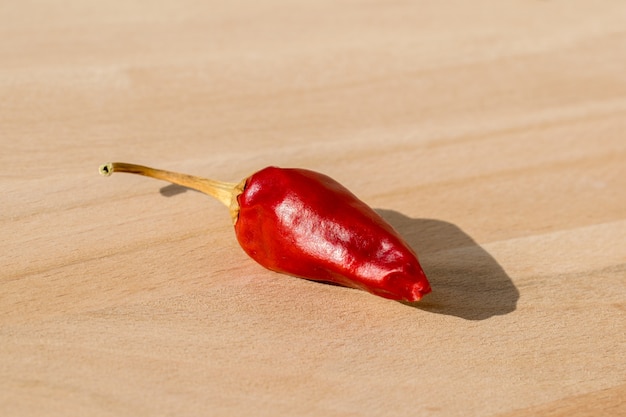 piment isolé sur un fond en bois