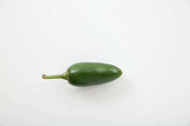 Piment jalapeno vert isolé sur fond blanc