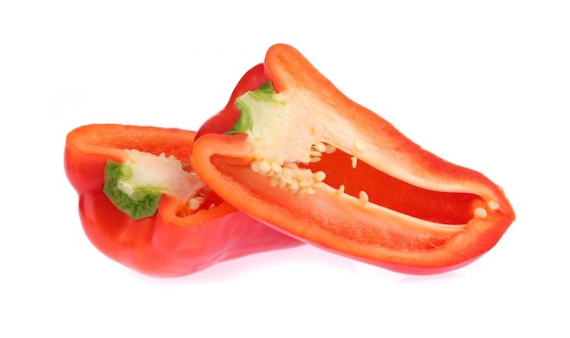 Piment jalapenos rouge coupé en deux isolé sur fond blanc