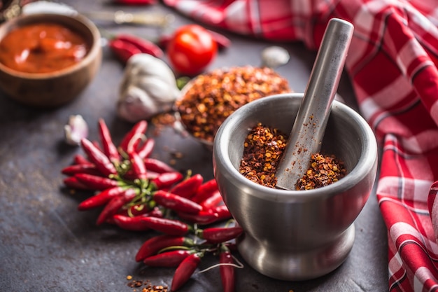 Piment moulu séché dans le mortier se bouchent.