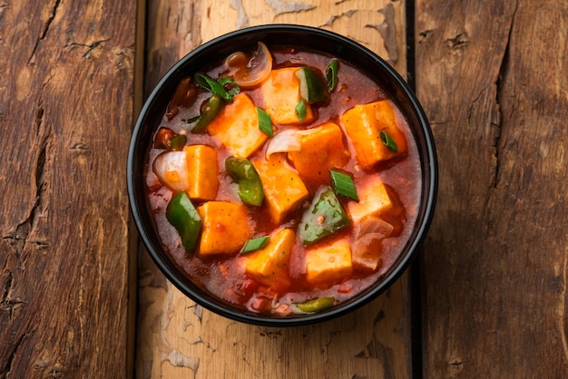 Piment paneer ou fromage cottage épicé, servi dans un bol avec poivron et oignon, menu de démarrage indien préféré