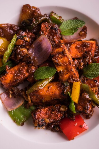 Piment paneer ou fromage cottage épicé, servi avec poivron et oignon, menu de démarrage indien préféré, mise au point sélective