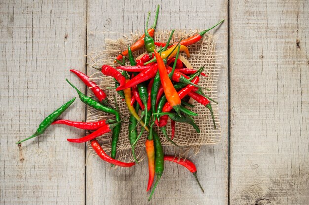 piment sur le plancher en bois.