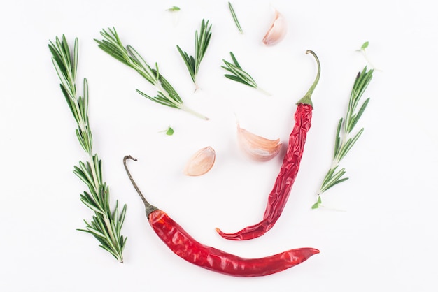 Piment, romarin et ail. Concept culinaire. Gros plan avec un espace pour le texte.