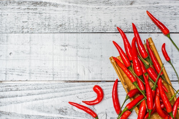 Piment rouge chaud et épicé sur fond de table en bois