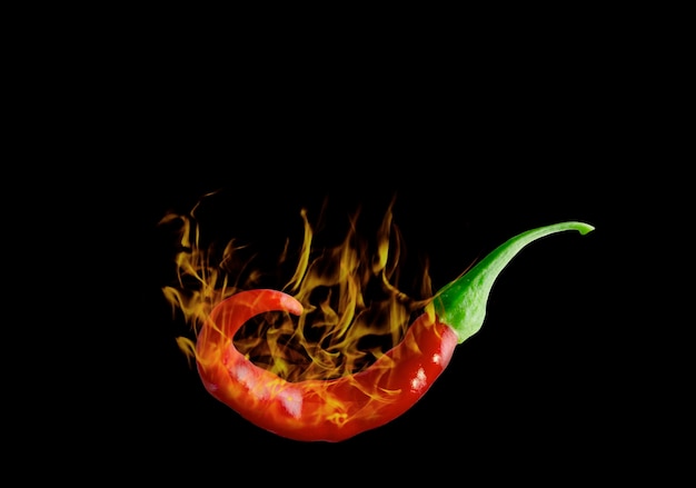 Piment rouge chaud avec des flammes brûlantes isolées sur fond noir