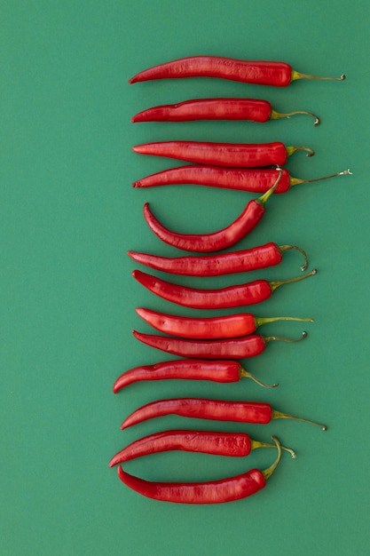 Piment rouge chaud sur fond vert