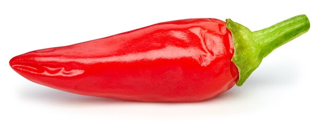 Piment rouge chaud isolé sur fond blanc. Tracé de détourage du poivre de Cayenne