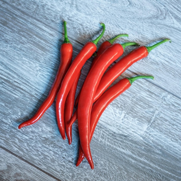 Piment rouge chaud sur table en bois