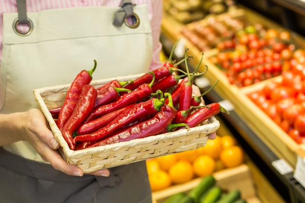 Piment rouge dans les mains d&#39;une femme.