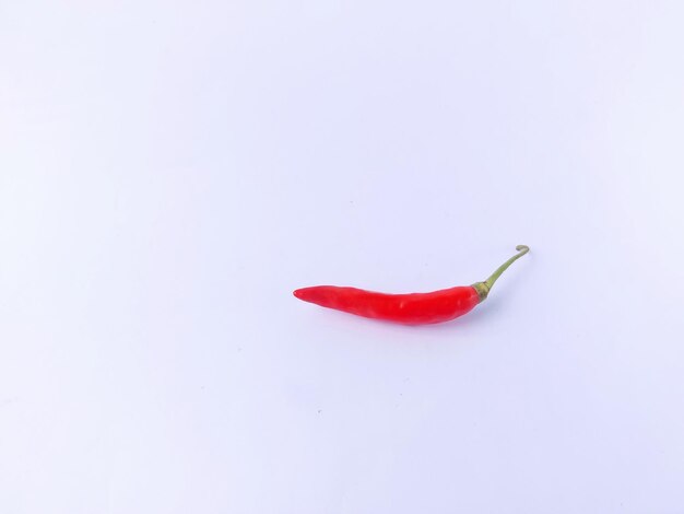 Photo un piment rouge est sur un fond blanc.