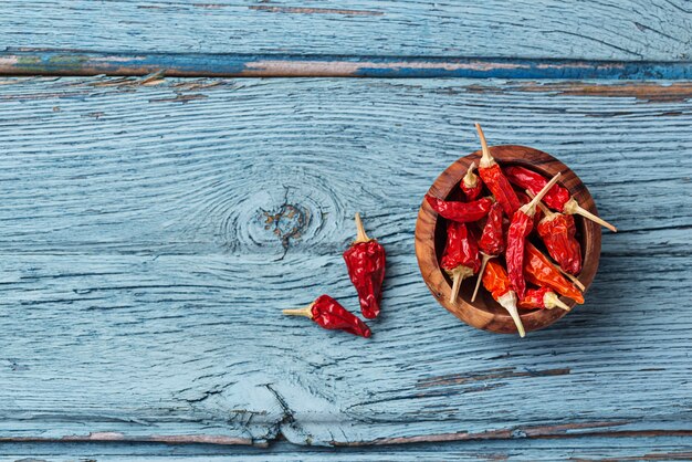 Photo piment rouge sur fond bleu