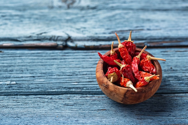 Piment rouge sur fond bleu