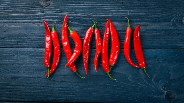 Piment rouge Sur un fond en bois Vue de dessus Espace libre pour votre texte