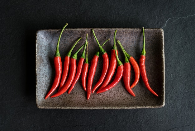 Piment rouge sur fond noir, vue de dessus