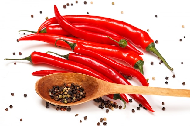 Piment rouge et graines de poivre séché