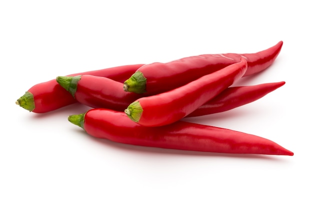 Piment rouge isolé sur une surface blanche.