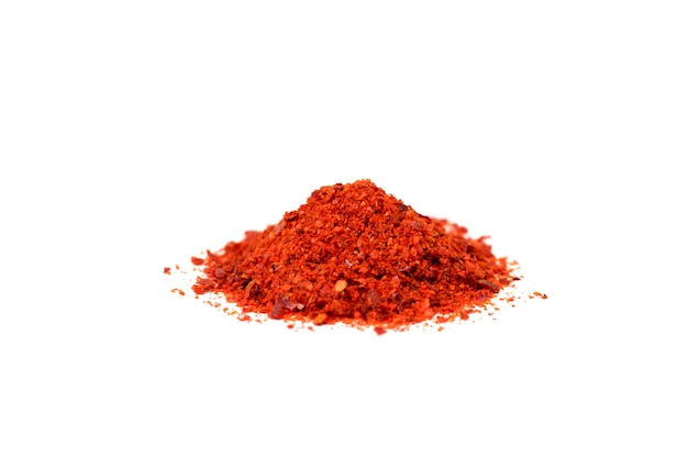 Piment rouge moulu isolé sur fond blanc