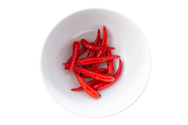 Piment rouge paprika dans un bol isolé sur fond