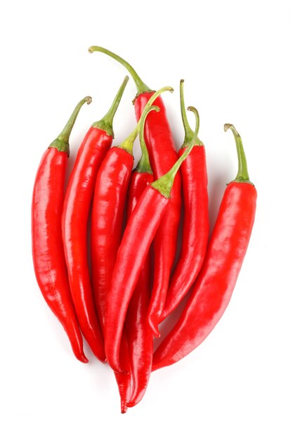 Piment rouge ou piment de Cayenne isolé sur fond blanc