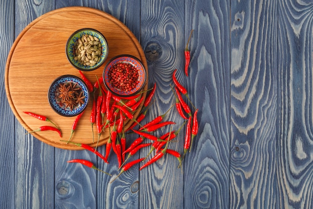 Piment rouge sur table en bois