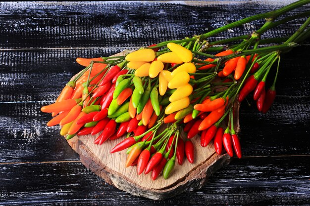 Piment sur une table en bois sombre ancien style d'épices amer rétro vintage coloré