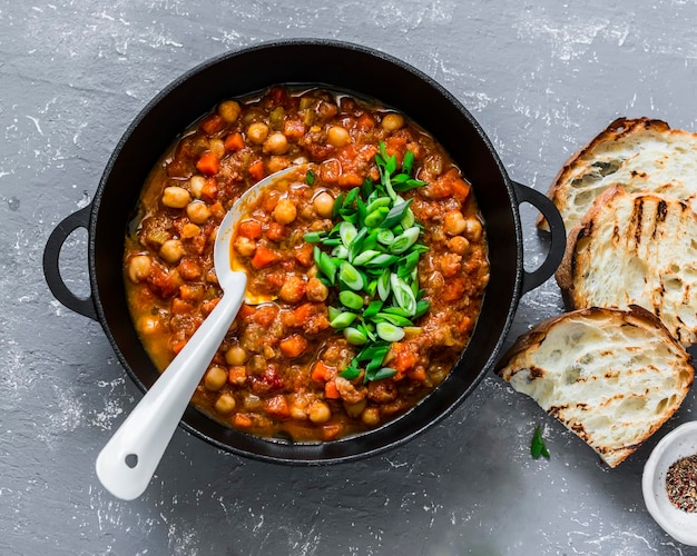 Piment végétarien de pois chiches de buffle aux champignons dans une casserole sur une vue de dessus de fond gris Concept de nourriture végétarienne saine