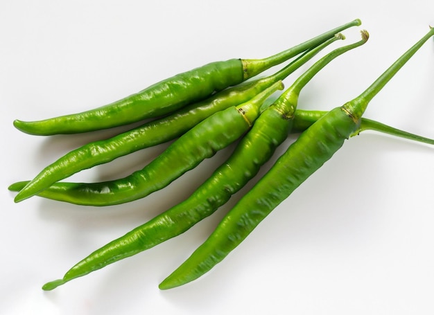 piment vert sur fond blanc