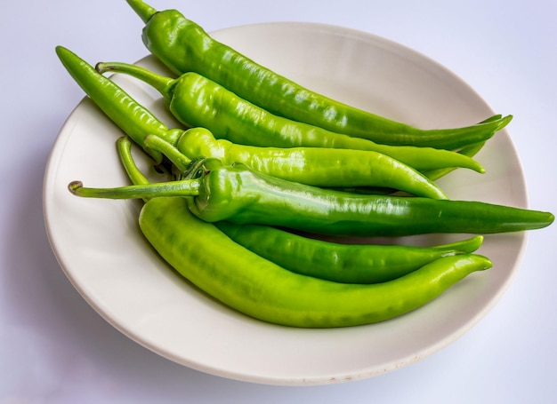 piment vert sur fond blanc