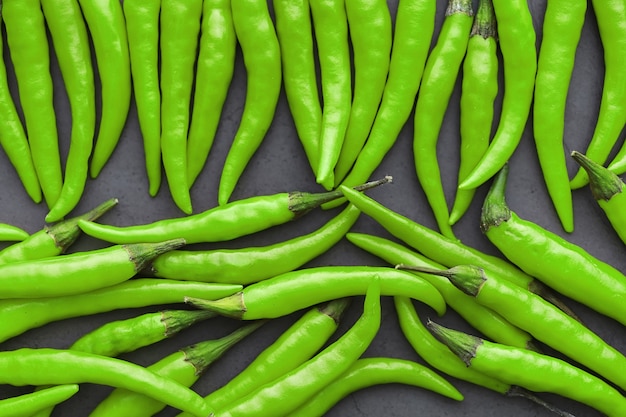 Piment vert fort. Poivre du Chili sur fond noir.