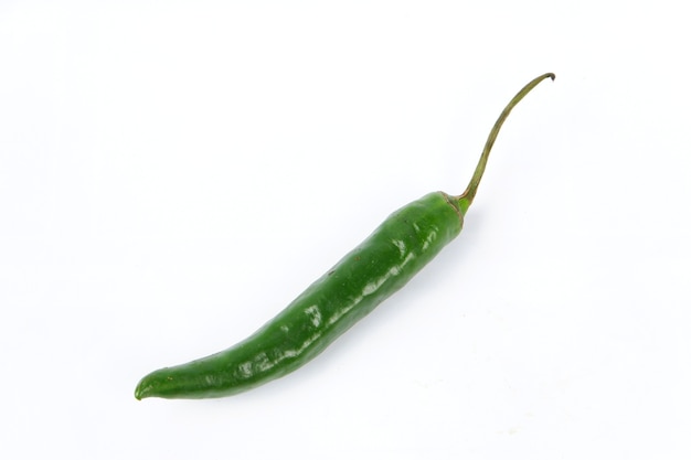 Piment vert isolé sur fond blanc