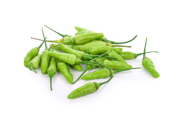 Piment vert isolé sur fond blanc