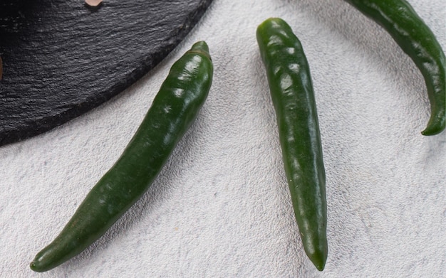 Piment vert sur un tableau blanc