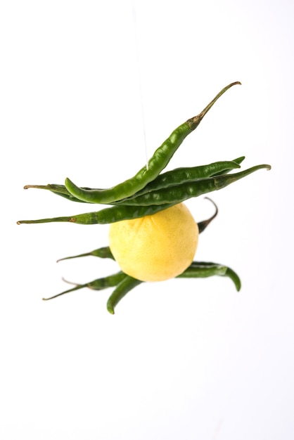 Piments au citron suspendus - Piments verts et citron superstitieux indiens attachés avec du fil et attachés aux portes de la maison ou du magasin pour éviter toute mauvaise fortune, également connu sous le nom de totka ou nazar battu