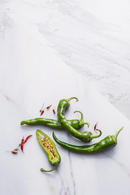 Piments chauds verts frais avec une coupe en haut sur le marbre