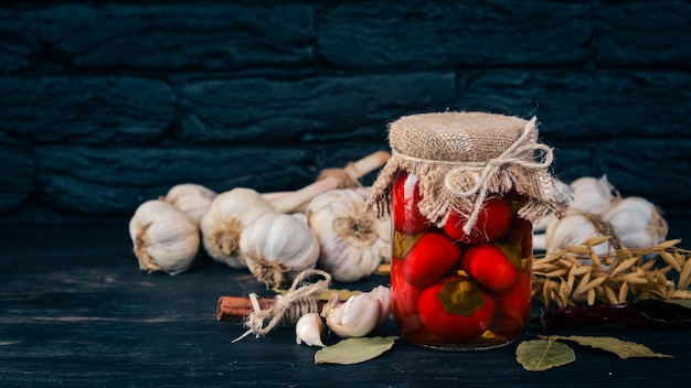 Piments chili marinés dans un bocal Stocks de nourriture Vue de dessus Sur un fond en bois Copiez l'espace