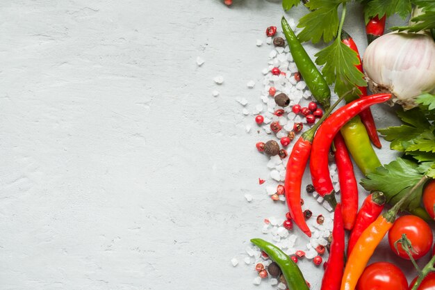 Piments chili multicolores, cerise tomate sur branche, ail et autres épices