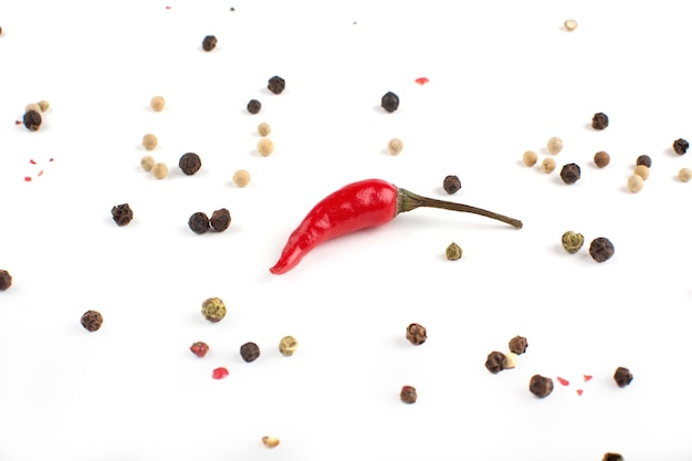 Photo piments colorés mélanger avec du piment rouge. épices au poivre