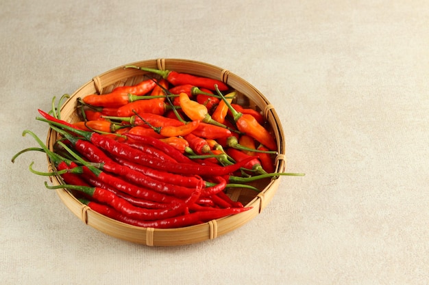 piments colorés sur panier en bambou