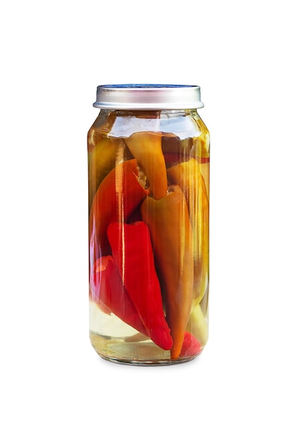 Piments dans un bocal en verre, préparation artisanale de cornichons