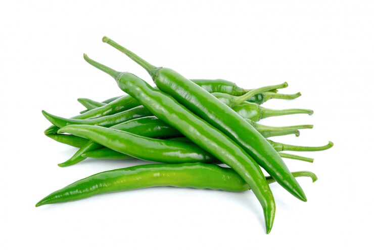 Piments d'épice verts isolés sur des peppers blancs