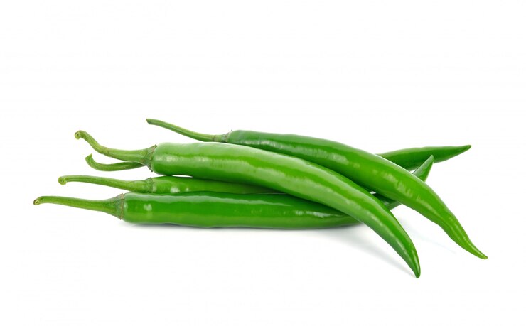 Piments d'épice verts isolés
