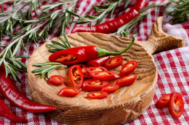 Des piments épicés sur une table de cuisine en bois